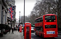 New architectures for bottom-up science diplomacy: Learning from the evolving Portuguese diaspora in the UK