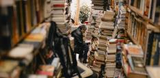 Before the police arrives: Bookstores on Saturdays